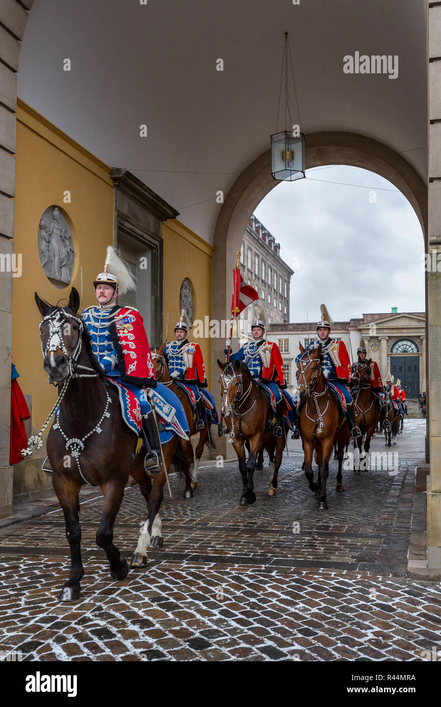 Soldaten aus der Guard Husarenregiment leavening Schloss Christiansborg, Kopenhagen, Dänemark Stockfoto