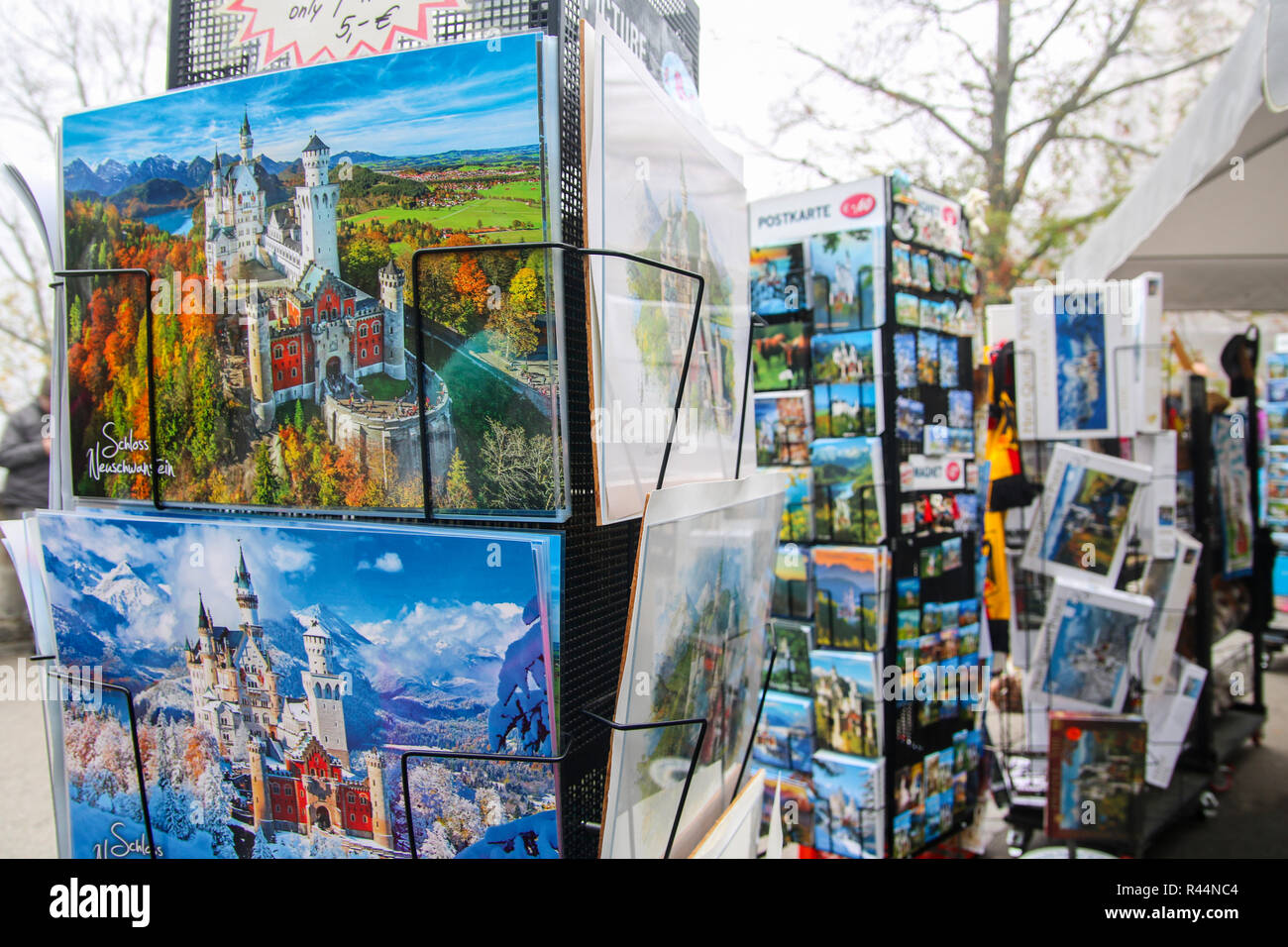 Postkarte stand Bild stand, Schloss Neuschwanstein, Füssen Bayern Deutschland, touristische Konzept Postkarten Bilder zum Verkauf, Verkauf Ansichtskarten, Souvenirs Stockfoto