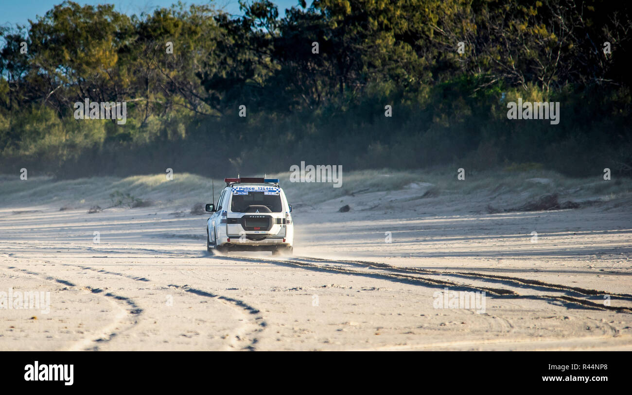 Polizei 4WD fahren am Strand entlang. Stockfoto