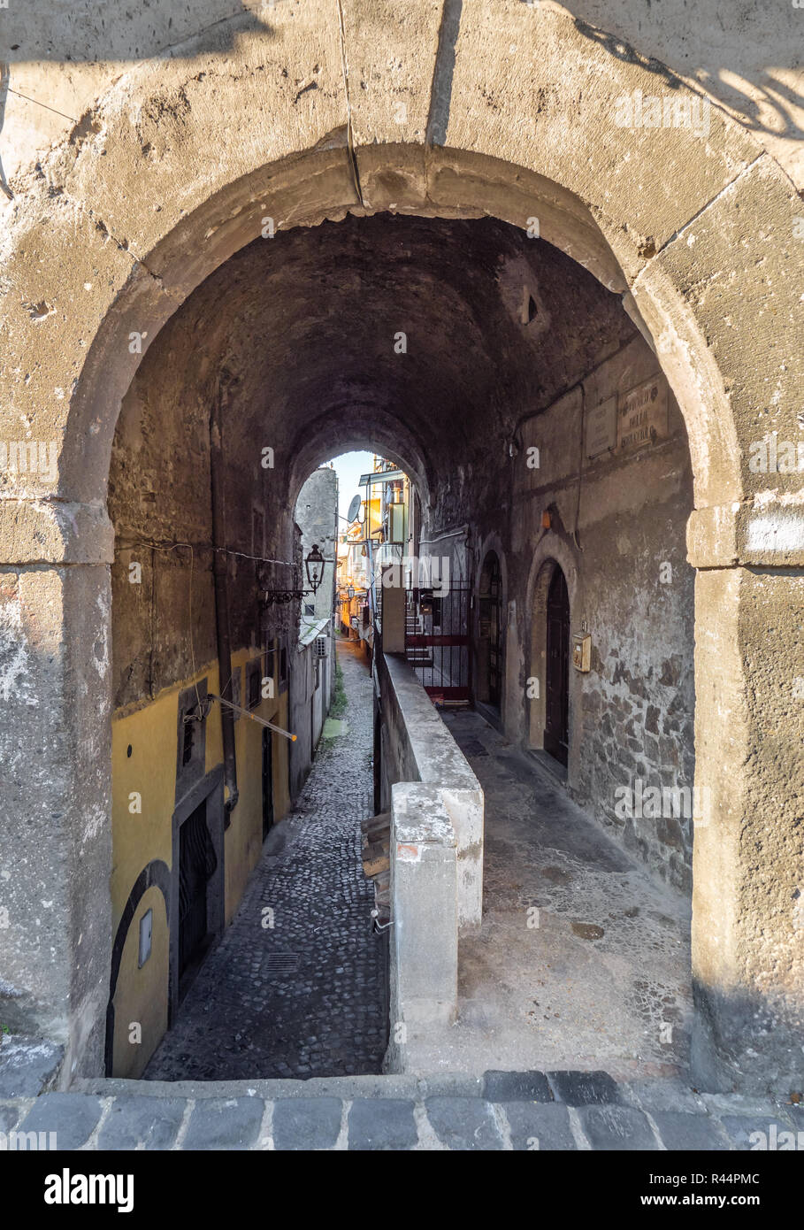 Marino (Italien) - Eine alte Stadt der Castelli Romani im Stadtgebiet von Rom, berühmt für seine weißen Wein- und Traubenfest. Hier im historischen Zentrum Stockfoto