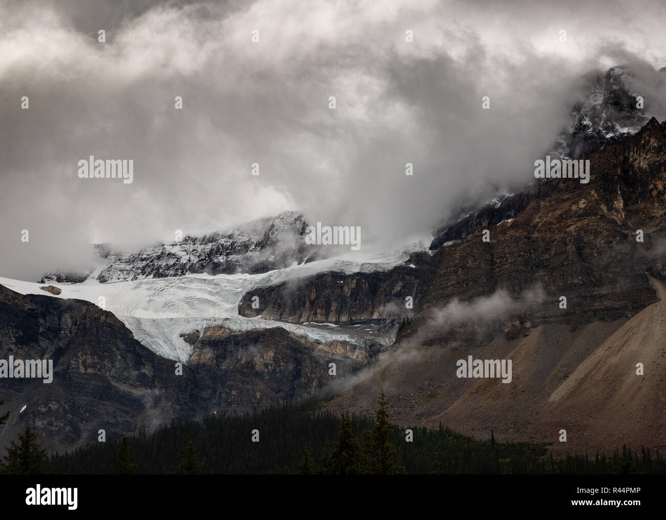 Krähenfußschlüssel Gletscher eingehüllt in Cloud. Stockfoto