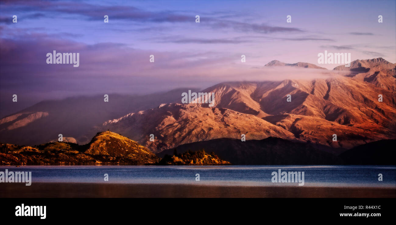 Sunrise beleuchtet die Berge rund um Lake Wanaka, Südinsel, Neuseeland. Stockfoto