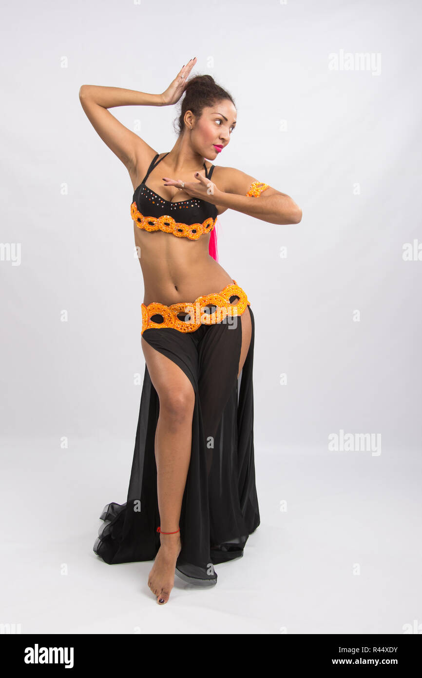 Junges Mädchen Mulatte tanzen in einem langen schwarzen Kleid offen Stockfoto