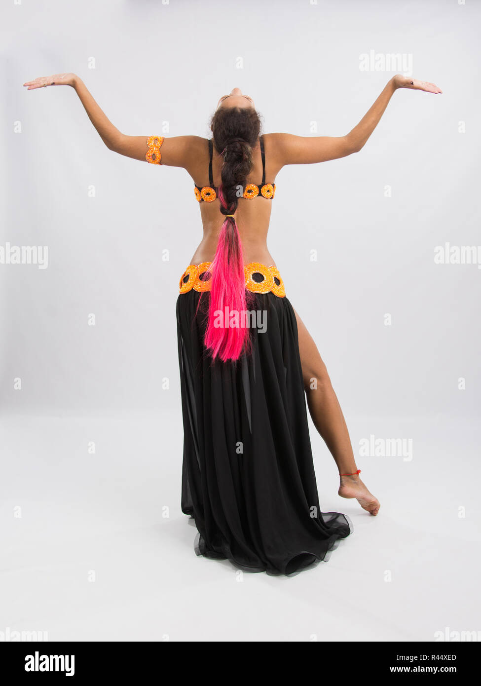 Junges Mädchen Mulatte tanzen in einem langen schwarzen Kleid offen Stockfoto