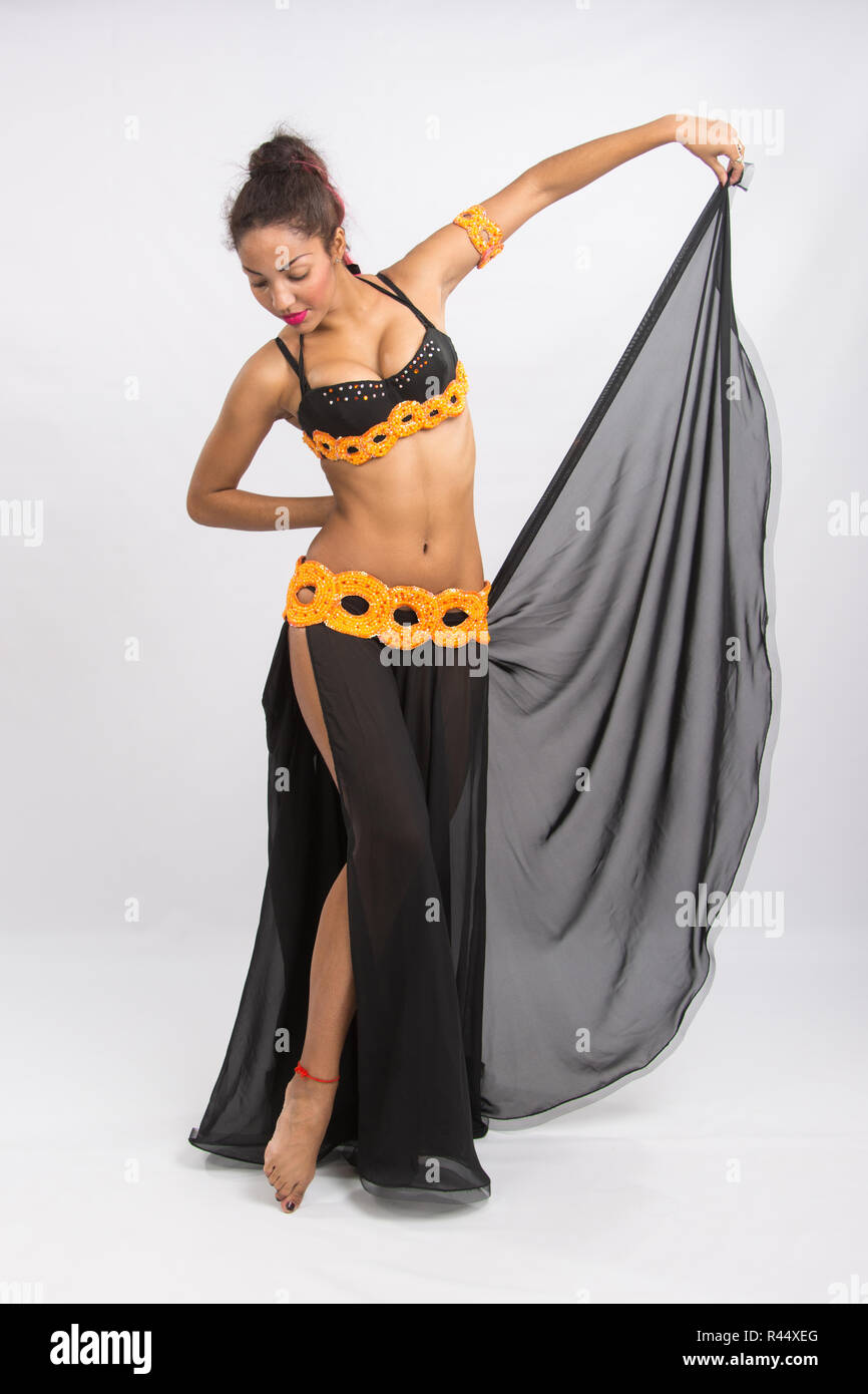 Junges Mädchen Mulatte tanzen in einem langen schwarzen Kleid offen Stockfoto