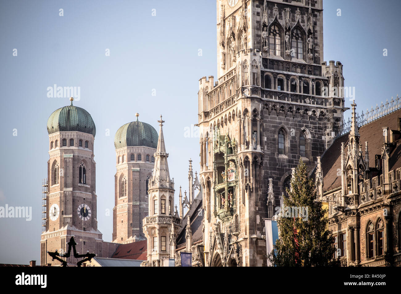Rathaus und Frauenkirche in München Stockfoto