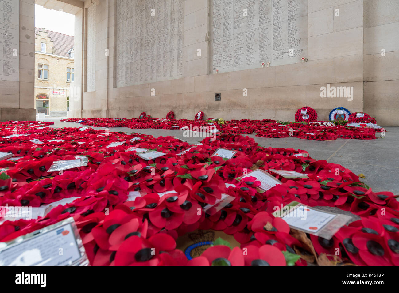 Poppy Kranzniederlegung am Menentor Memorial gelegt, um die Fehlenden der Hundertjahrfeier der Armistice Day, Ypern, Belgien zu markieren Stockfoto