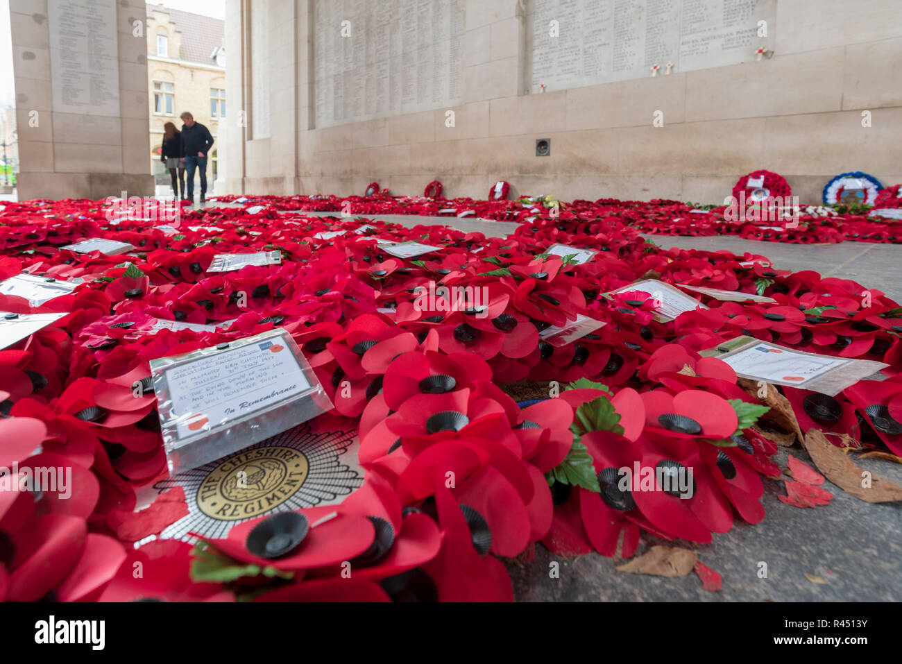 Poppy Kranzniederlegung am Menentor Memorial gelegt, um die Fehlenden der Hundertjahrfeier der Armistice Day, Ypern, Belgien zu markieren Stockfoto