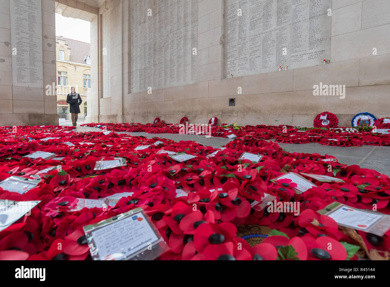 Poppy Kranzniederlegung am Menentor Memorial gelegt, um die Fehlenden der Hundertjahrfeier der Armistice Day, Ypern, Belgien zu markieren Stockfoto