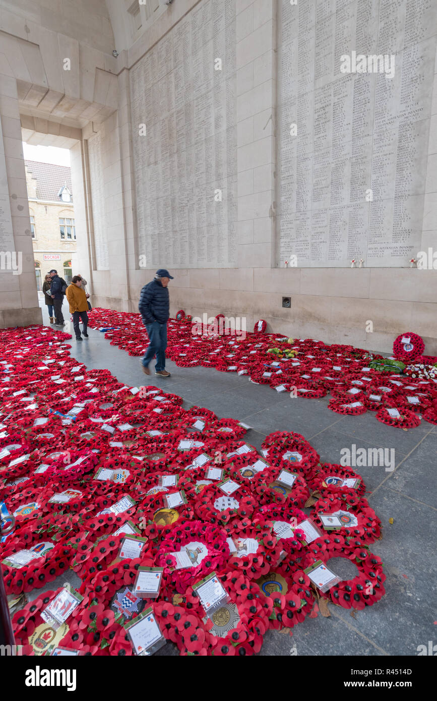 Poppy Kranzniederlegung am Menentor Memorial gelegt, um die Fehlenden der Hundertjahrfeier der Armistice Day, Ypern, Belgien zu markieren Stockfoto