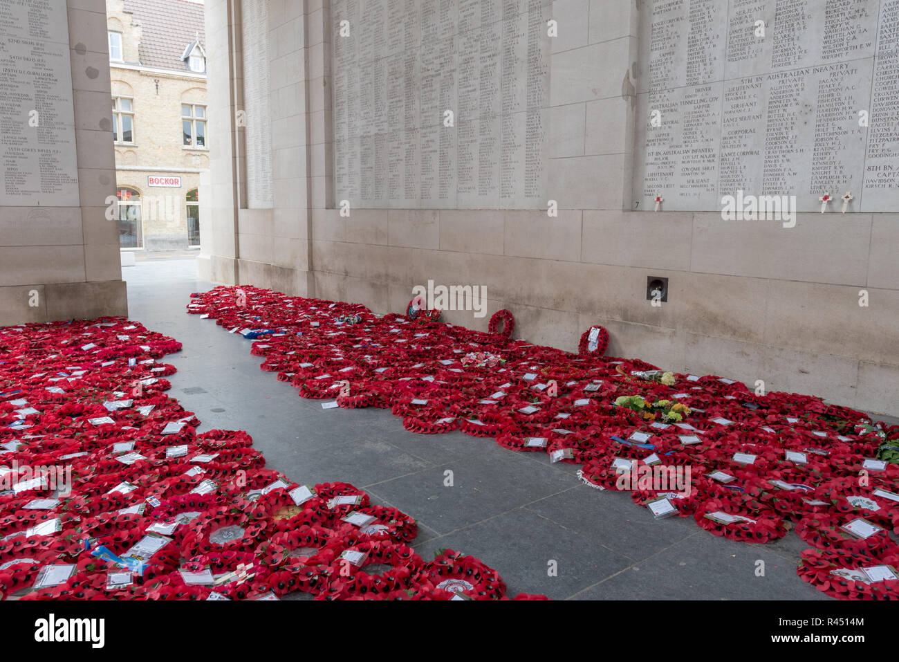 Poppy Kranzniederlegung am Menentor Memorial gelegt, um die Fehlenden der Hundertjahrfeier der Armistice Day, Ypern, Belgien zu markieren Stockfoto