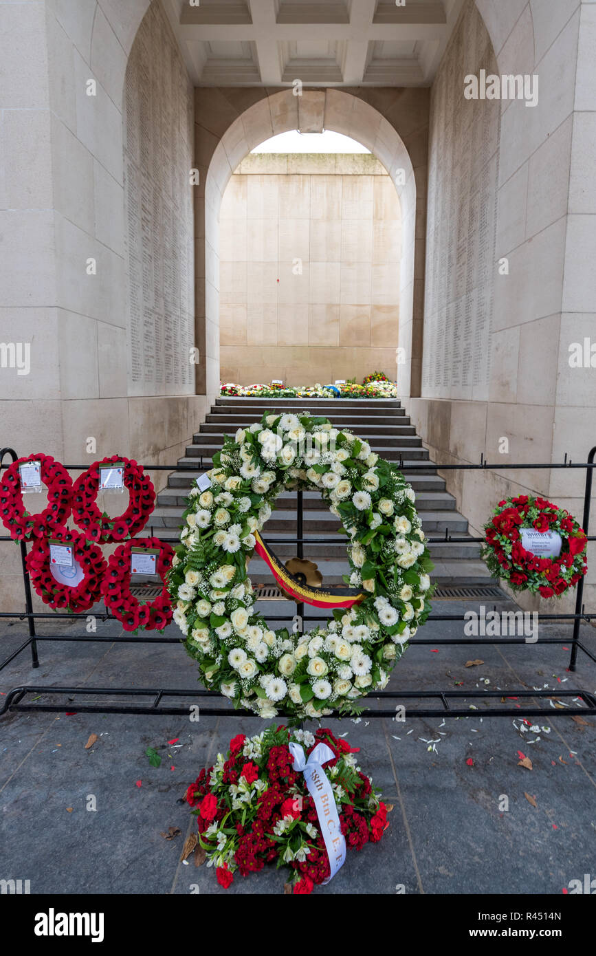 Poppy Kranzniederlegung am Menentor Memorial gelegt, um die Fehlenden der Hundertjahrfeier der Armistice Day, Ypern, Belgien zu markieren Stockfoto