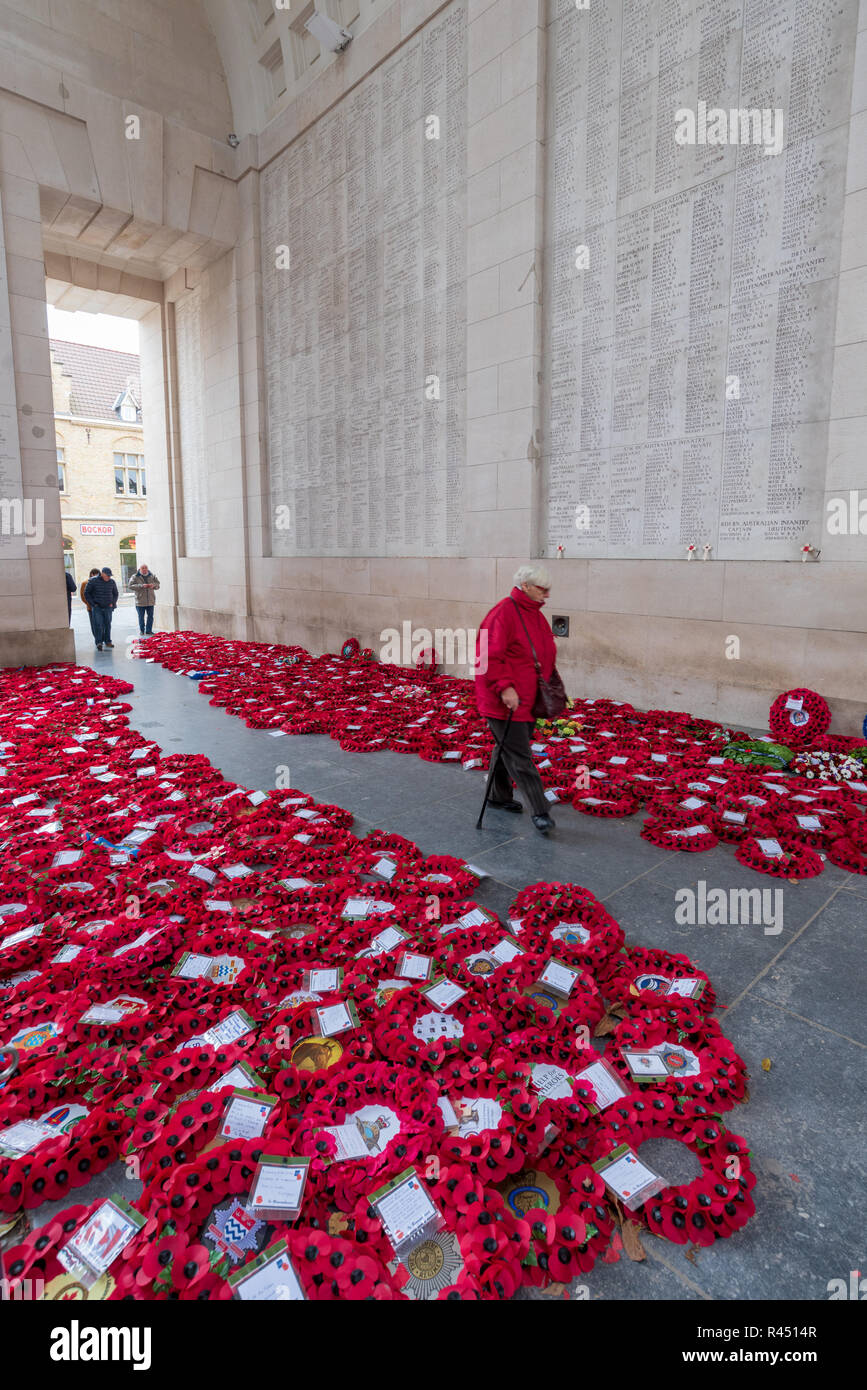 Poppy Kranzniederlegung am Menentor Memorial gelegt, um die Fehlenden der Hundertjahrfeier der Armistice Day, Ypern, Belgien zu markieren Stockfoto