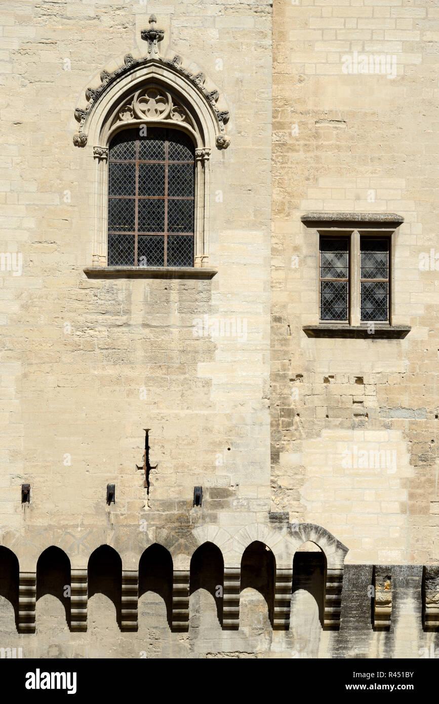 Gotische Fenster in den Innenhof oder Cours d'Honneur Palast der Päpste, Palais des Papes oder Päpstlichen Palast Avignon Provence Frankreich Stockfoto