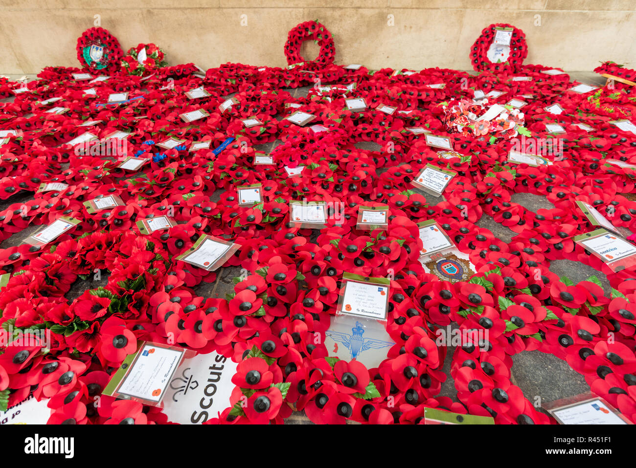 Poppy Kranzniederlegung am Menentor Memorial gelegt, um die Fehlenden der Hundertjahrfeier der Armistice Day, Ypern, Belgien zu markieren Stockfoto