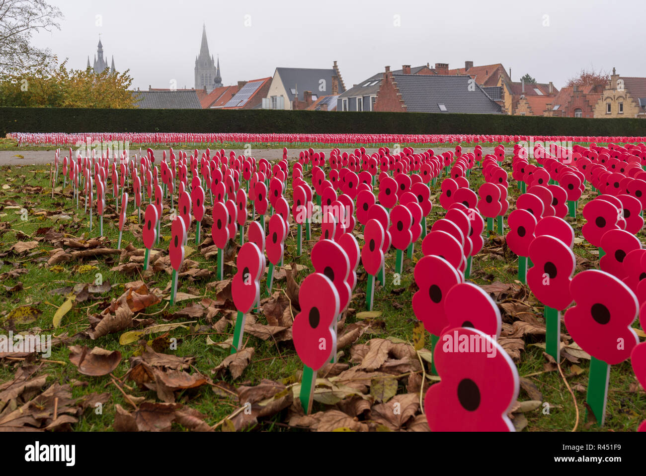 Poppy Tribute an Menin-tor Kennzeichnung 100. Jahrestag des Waffenstillstandes, Ypern Stockfoto