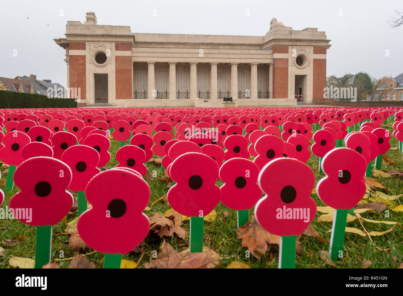 Poppy Tribute an Menin-tor Kennzeichnung 100. Jahrestag des Waffenstillstandes, Ypern Stockfoto