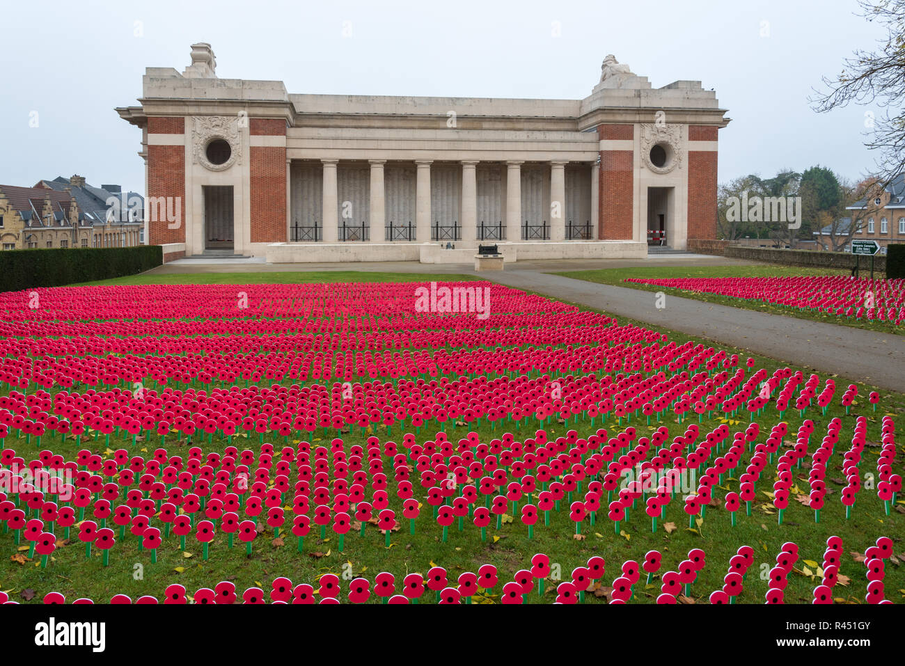 Poppy Tribute an Menin-tor Kennzeichnung 100. Jahrestag des Waffenstillstandes, Ypern Stockfoto