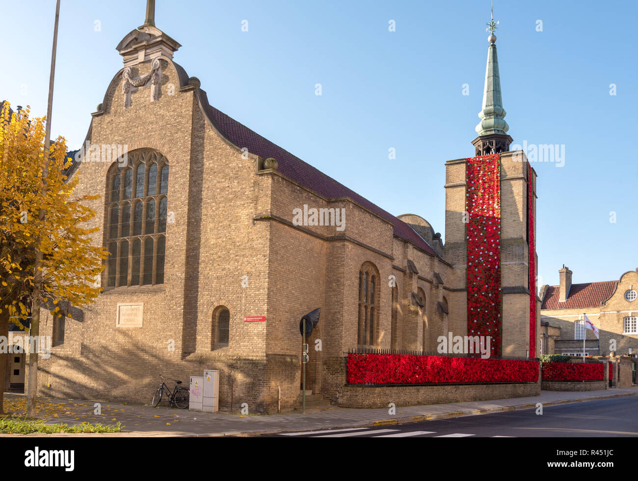 Fassade der St. George's Memorial Church, Ypern, geschmückt mit Mohn zu den 100. Jahrestag des Waffenstillstandes mark Stockfoto