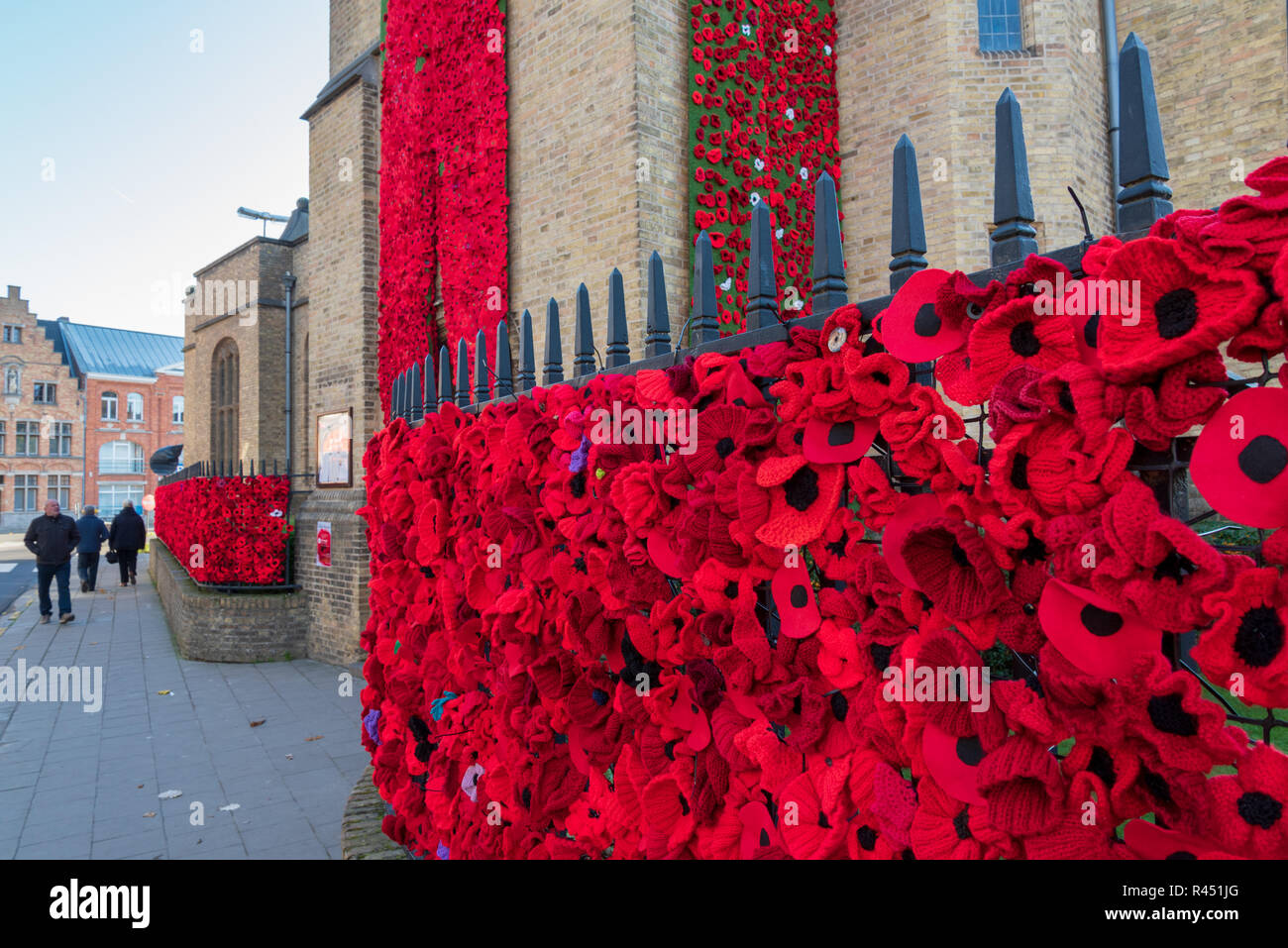 Fassade der St. George's Memorial Church, Ypern, geschmückt mit Mohn zu den 100. Jahrestag des Waffenstillstandes mark Stockfoto