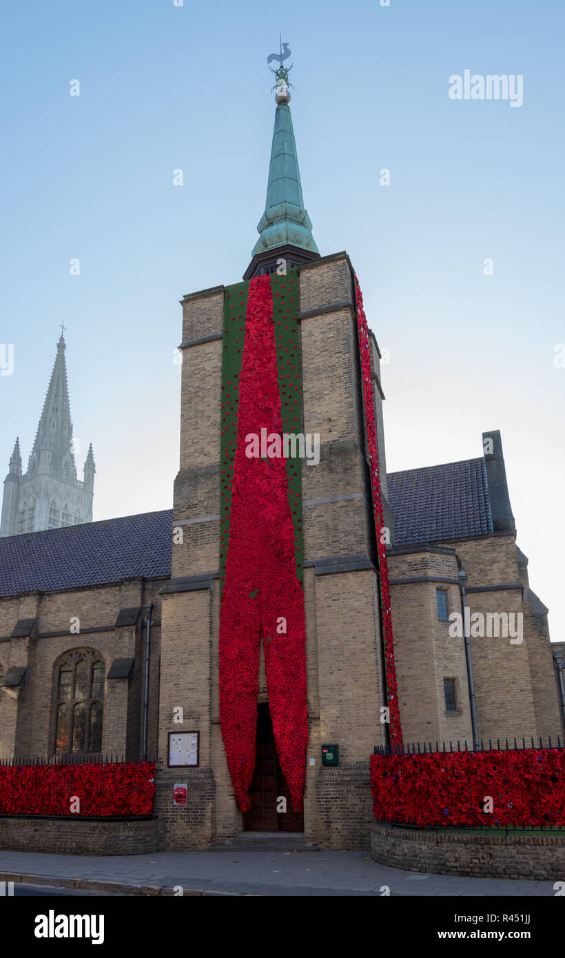 Fassade der St. George's Memorial Church, Ypern, geschmückt mit Mohn zu den 100. Jahrestag des Waffenstillstandes mark Stockfoto