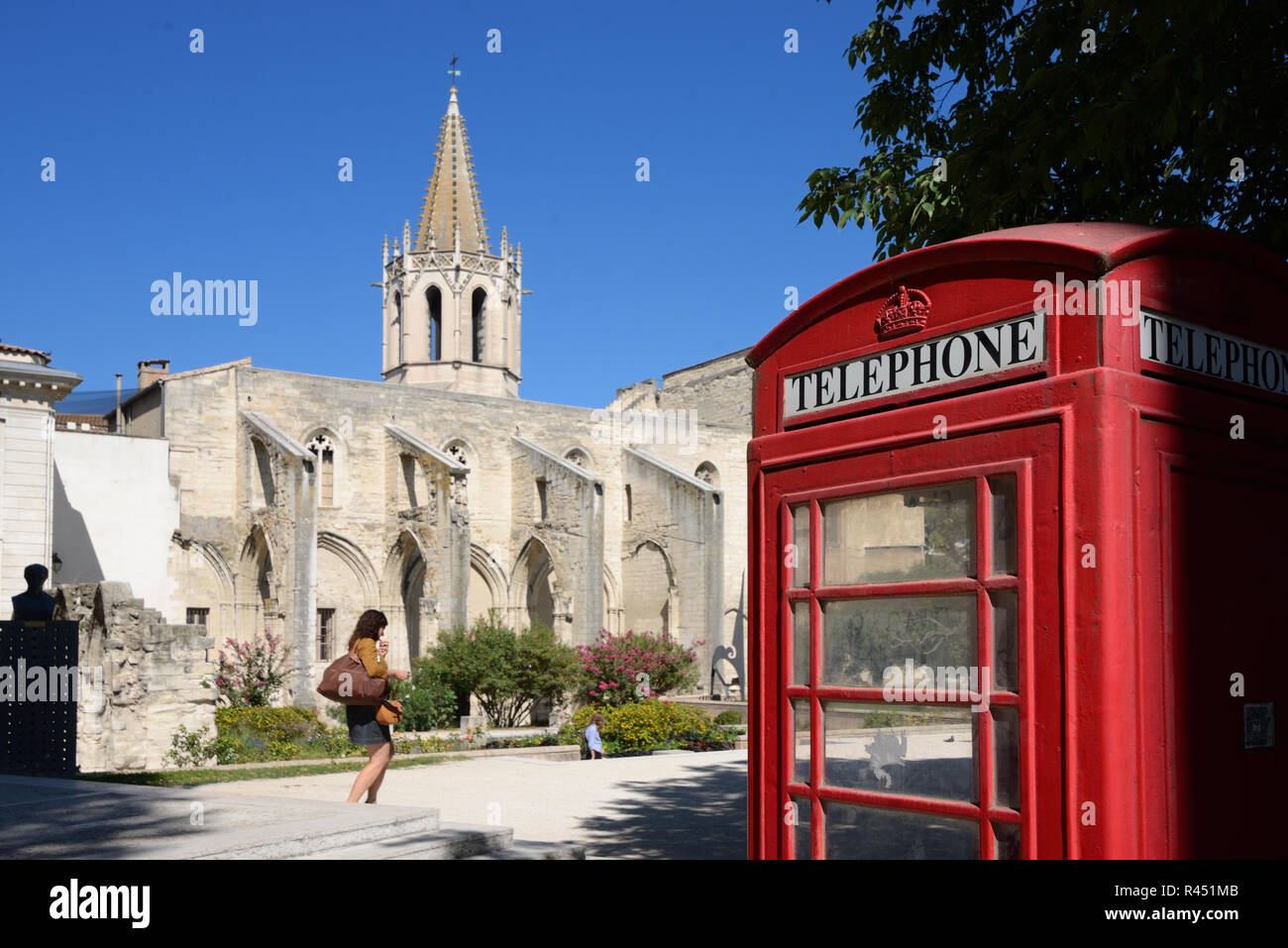 Kirche von Saint Martial, Park & Garten, & Britische rote Telefonzelle auf Agricol Perdiguier Quadrat Avignon Provence Frankreich Stockfoto