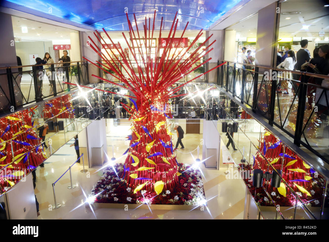 Yokohama, Japan. 23 Nov, 2018. Japanische Blume designer Shogo Kariyazaki stellt einen Weihnachtsbaum, der von ihm in den Himmel bauen in Yokohama, Vorort von Tokio produziert 50-Gebäude feiert am Freitag, 23. November 2018 zu feiern. Der 6-Meter Weihnachtsbaum wird durch die Weihnachten angezeigt werden. Credit: Yoshio Tsunoda/LBA/Alamy leben Nachrichten Stockfoto