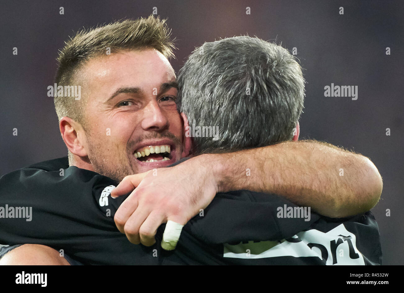 Friedhelm FUNKEL, DUS-headcoach, Michael Rensing, DUS 1 Torhüter, Jubeln, Freude, Emotionen, feiern, lachen, Jubeln, Jubeln, reißt die Arme, ballte die Faust, Feiern, Feier, FC BAYERN MÜNCHEN - Fortuna Düsseldorf 3-3 - DFL-Bestimmungen verbieten die Verwendung von Fotografien als BILDSEQUENZEN und/oder quasi-VIDEO - 1. Deutsche Fussball Liga, München, 24. November 2018 Saison 2018/2019, Spieltag 12, FCB, Düsseldorf © Peter Schatz/Alamy leben Nachrichten Stockfoto