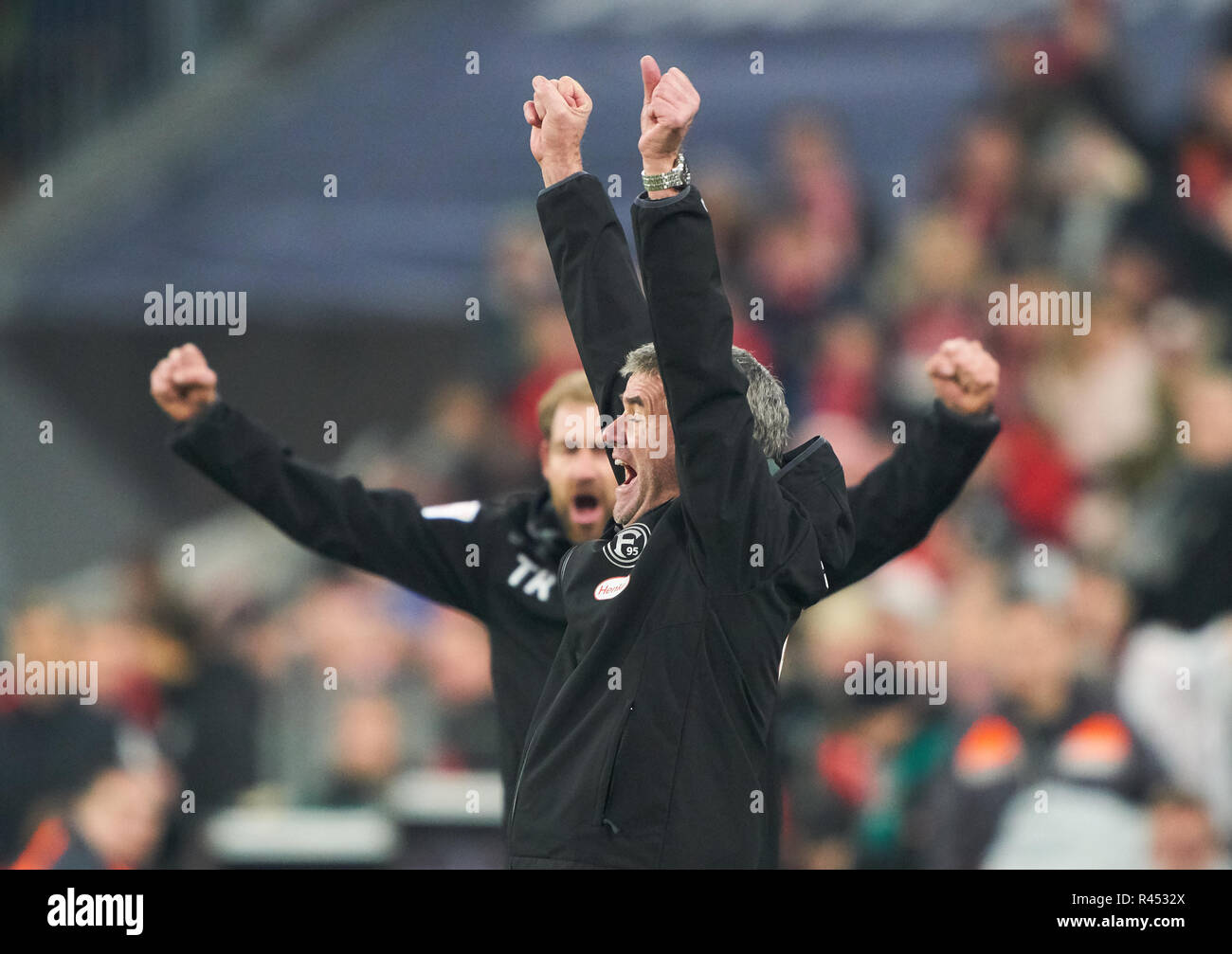 Friedhelm FUNKEL, DUS-headcoach, Jubeln, Freude, Emotionen, feiern, lachen, Jubeln, Jubeln, reißt die Arme, ballte die Faust, Feiern, Feier, FC BAYERN MÜNCHEN - Fortuna Düsseldorf 3-3 - DFL-Bestimmungen verbieten die Verwendung von Fotografien als BILDSEQUENZEN und/oder quasi-VIDEO - 1. Deutsche Fussball Liga, München, 24. November 2018 Saison 2018/2019, Spieltag 12, FCB, Düsseldorf © Peter Schatz/Alamy leben Nachrichten Stockfoto