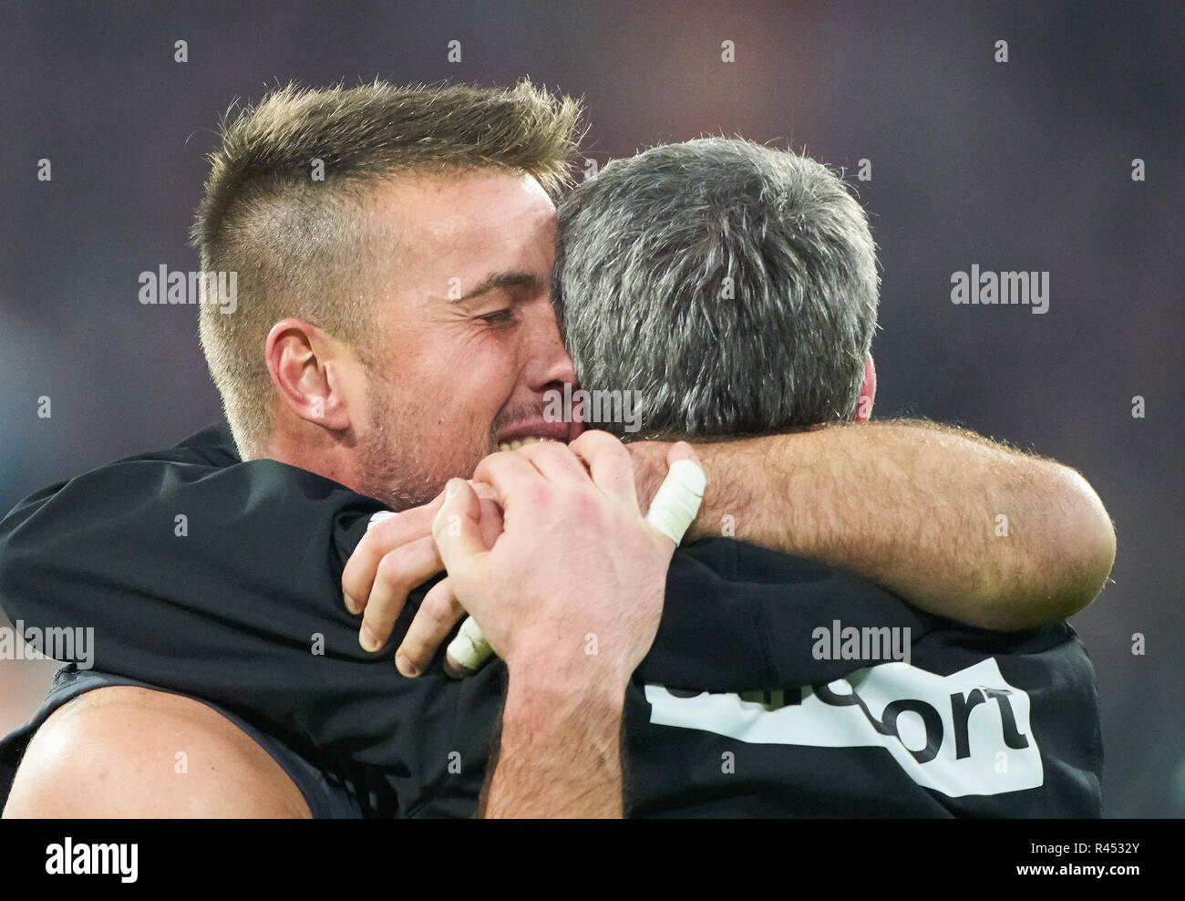 Friedhelm FUNKEL, DUS-headcoach, Michael Rensing, DUS 1 Torhüter, Jubeln, Freude, Emotionen, feiern, lachen, Jubeln, Jubeln, reißt die Arme, ballte die Faust, Feiern, Feier, FC BAYERN MÜNCHEN - Fortuna Düsseldorf 3-3 - DFL-Bestimmungen verbieten die Verwendung von Fotografien als BILDSEQUENZEN und/oder quasi-VIDEO - 1. Deutsche Fussball Liga, München, 24. November 2018 Saison 2018/2019, Spieltag 12, FCB, Düsseldorf © Peter Schatz/Alamy leben Nachrichten Stockfoto