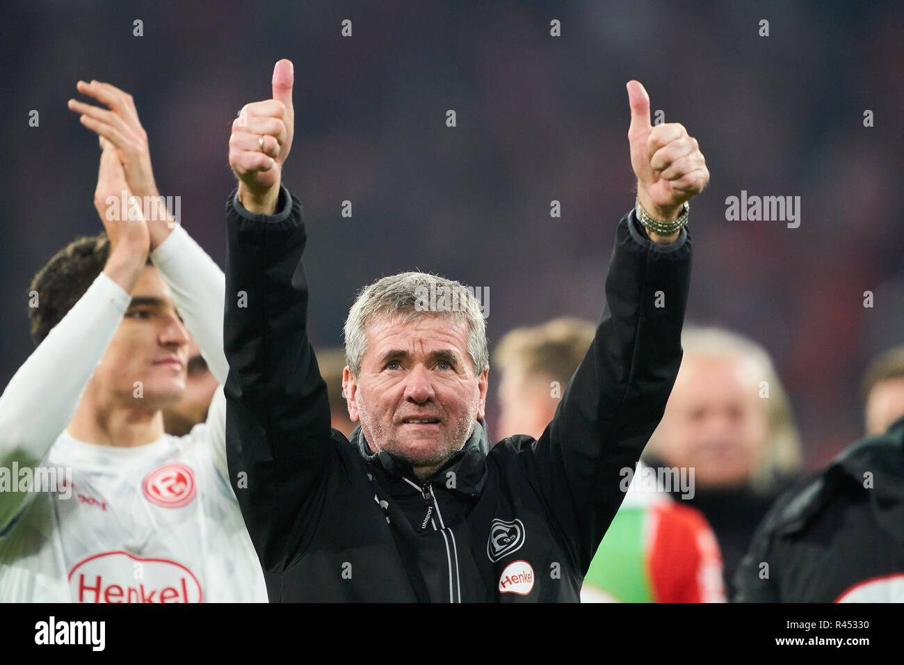 Friedhelm FUNKEL, DUS-headcoach, Jubeln, Freude, Emotionen, feiern, lachen, Jubeln, Jubeln, reißt die Arme, ballte die Faust, Feiern, Feier, FC BAYERN MÜNCHEN - Fortuna Düsseldorf 3-3 - DFL-Bestimmungen verbieten die Verwendung von Fotografien als BILDSEQUENZEN und/oder quasi-VIDEO - 1. Deutsche Fussball Liga, München, 24. November 2018 Saison 2018/2019, Spieltag 12, FCB, Düsseldorf © Peter Schatz/Alamy leben Nachrichten Stockfoto