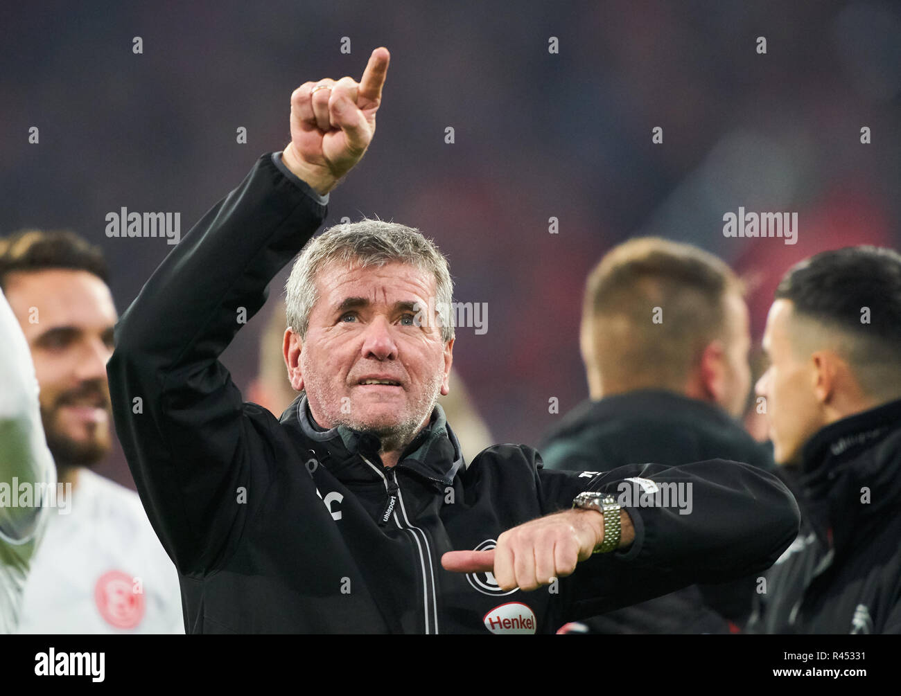 Friedhelm FUNKEL, DUS-headcoach, Jubeln, Freude, Emotionen, feiern, lachen, Jubeln, Jubeln, reißt die Arme, ballte die Faust, Feiern, Feier, FC BAYERN MÜNCHEN - Fortuna Düsseldorf 3-3 - DFL-Bestimmungen verbieten die Verwendung von Fotografien als BILDSEQUENZEN und/oder quasi-VIDEO - 1. Deutsche Fussball Liga, München, 24. November 2018 Saison 2018/2019, Spieltag 12, FCB, Düsseldorf © Peter Schatz/Alamy leben Nachrichten Stockfoto