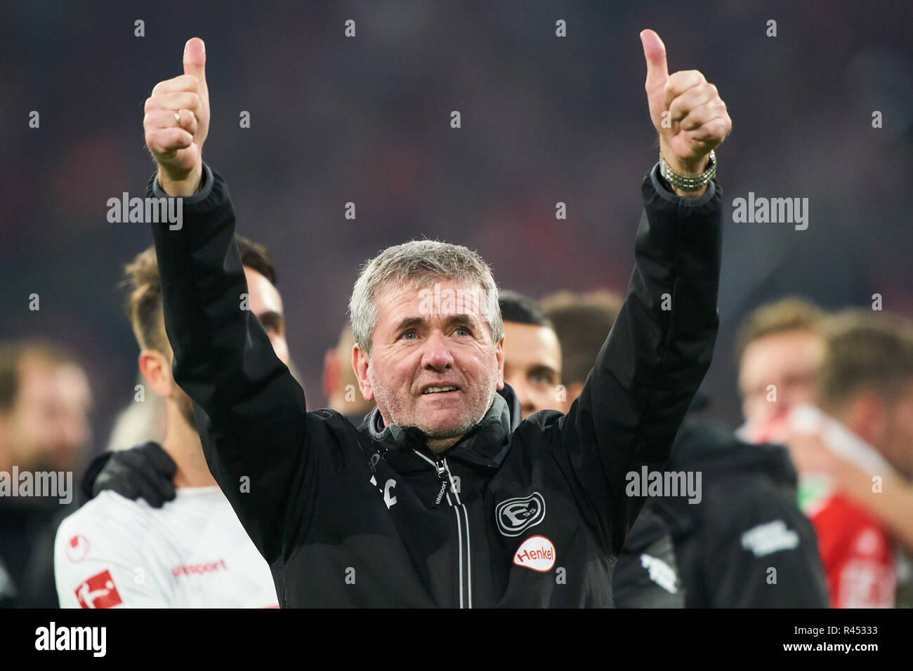 Friedhelm FUNKEL, DUS-headcoach, Jubeln, Freude, Emotionen, feiern, lachen, Jubeln, Jubeln, reißt die Arme, ballte die Faust, Feiern, Feier, FC BAYERN MÜNCHEN - Fortuna Düsseldorf 3-3 - DFL-Bestimmungen verbieten die Verwendung von Fotografien als BILDSEQUENZEN und/oder quasi-VIDEO - 1. Deutsche Fussball Liga, München, 24. November 2018 Saison 2018/2019, Spieltag 12, FCB, Düsseldorf © Peter Schatz/Alamy leben Nachrichten Stockfoto
