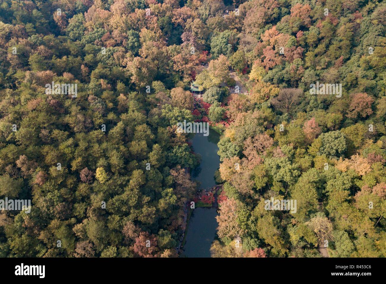 (181125) - CHANGSHA, November 25, 2018 (Xinhua) - Luftaufnahme auf Nov. 25, 2018 zeigt die Herbstlandschaft von yuelu Berg in Changsha, Hunan Provinz Chinas. (Xinhua / Zhang Xiaoyu) (Wsw) Stockfoto