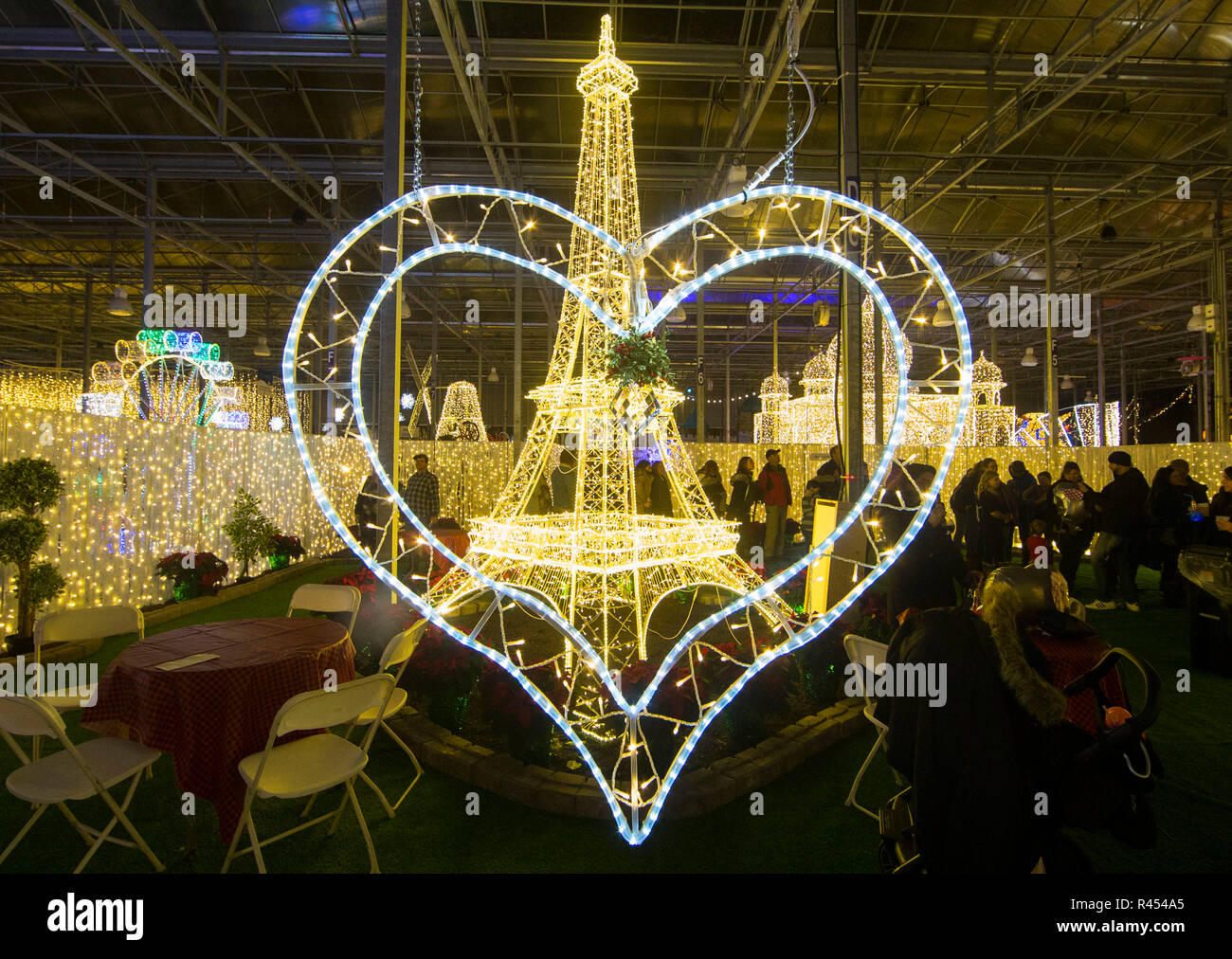 Toronto, Kanada. 24 Nov, 2018. Besucher sehen bunte Lichter während des ersten Tages des Weihnachten Leuchten 2018 in Barrie, Ontario, Kanada, November 24, 2018. Empfohlene beleuchtete Skulpturen aus China, Frankreich, Holland, Indien, Mexiko, Großbritannien und Kanada, der grössten Indoor Familie des Ontario - themenbezogene Weihnachten Festival Off am Samstag trat. Das Festival wird bis zum 6. Januar nächsten Jahres. Credit: Zou Zheng/Xinhua/Alamy leben Nachrichten Stockfoto Toronto, Kanada. 24 Nov, 2018. Besucher sehen bunte Lichter während des ersten Tages des Weihnachten Leuchten 2018 in Barrie, Ontario, Kanada, November 24, 2018. Empfohlene beleuchtete Skulpturen aus China, Frankreich, Holland, Indien, Mexiko, Großbritannien und Kanada, der grössten Indoor Familie des Ontario - themenbezogene Weihnachten Festival Off am Samstag trat. Das Festival wird bis zum 6. Januar nächsten Jahres. Credit: Zou Zheng/Xinhua/Alamy leben Nachrichten Stockfoto