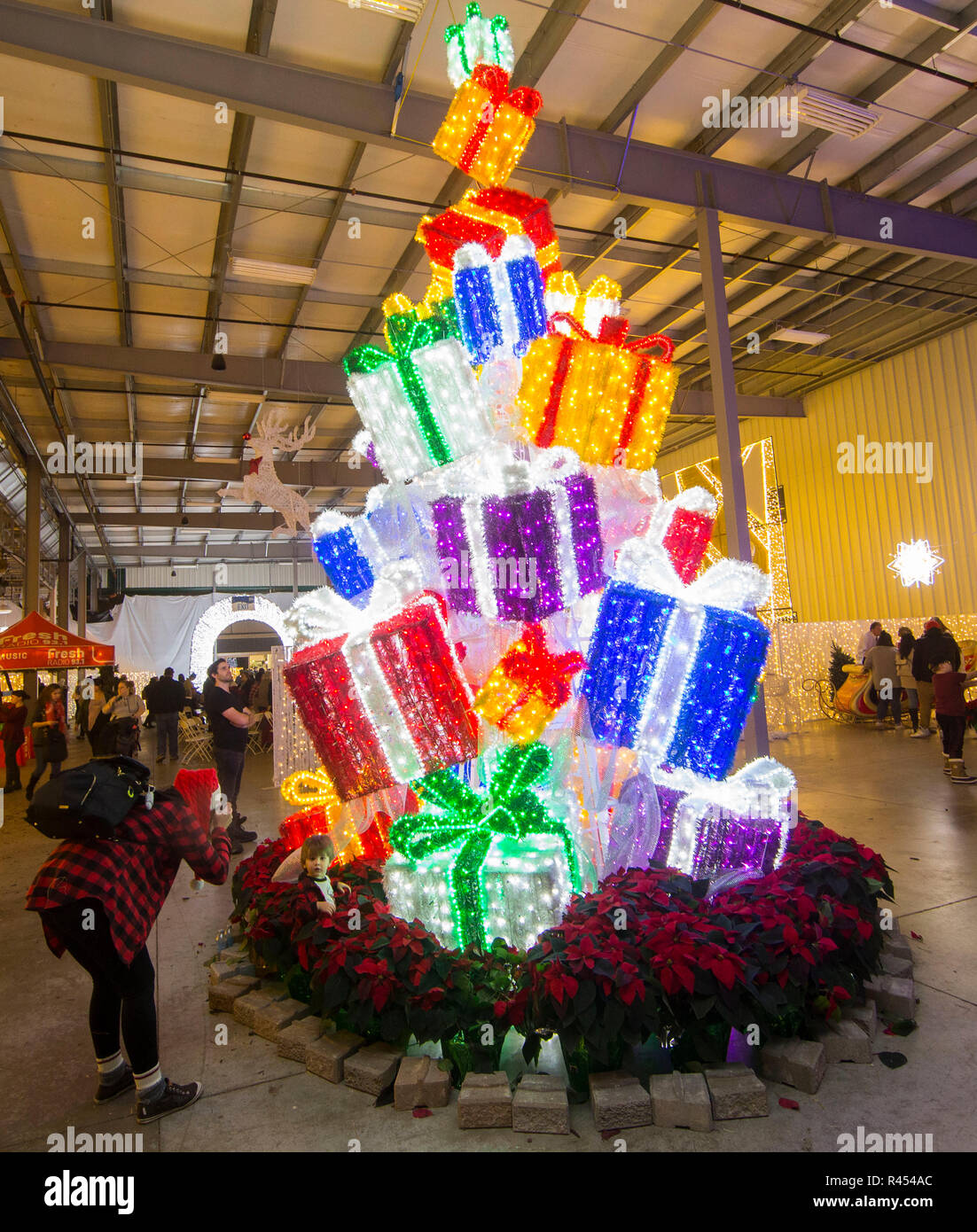 Toronto, Kanada. 24 Nov, 2018. Besucher sehen bunte Lichter während des ersten Tages des Weihnachten Leuchten 2018 in Barrie, Ontario, Kanada, November 24, 2018. Empfohlene beleuchtete Skulpturen aus China, Frankreich, Holland, Indien, Mexiko, Großbritannien und Kanada, der grössten Indoor Familie des Ontario - themenbezogene Weihnachten Festival Off am Samstag trat. Das Festival wird bis zum 6. Januar nächsten Jahres. Credit: Zou Zheng/Xinhua/Alamy leben Nachrichten Stockfoto Toronto, Kanada. 24 Nov, 2018. Besucher sehen bunte Lichter während des ersten Tages des Weihnachten Leuchten 2018 in Barrie, Ontario, Kanada, November 24, 2018. Empfohlene beleuchtete Skulpturen aus China, Frankreich, Holland, Indien, Mexiko, Großbritannien und Kanada, der grössten Indoor Familie des Ontario - themenbezogene Weihnachten Festival Off am Samstag trat. Das Festival wird bis zum 6. Januar nächsten Jahres. Credit: Zou Zheng/Xinhua/Alamy leben Nachrichten Stockfoto