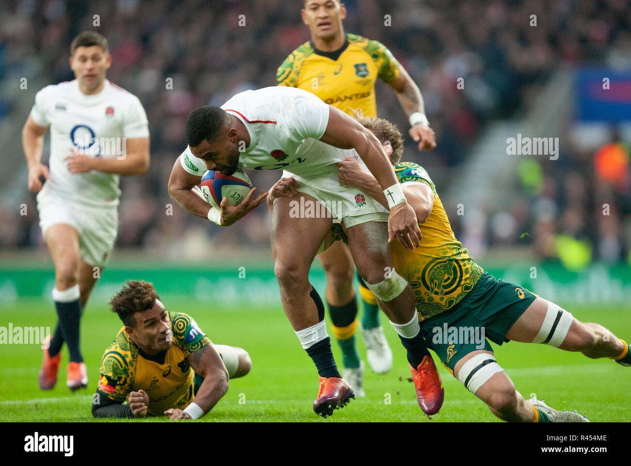 Twickenham, UK. 24. November 2018. England's Joe Cokanasiga ist während der Quilter Internationale Rugby-Spiel zwischen England und Australien in Angriff genommen. Andrew Taylor/Alamy leben Nachrichten Stockfoto