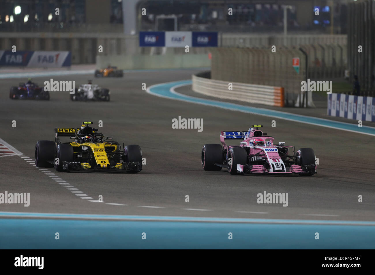 &#Xa9; Foto 4/LaPresse 25/11/2018 Abu Dhabi, VAE Sport Formel 1 Grand Prix von Abu Dhabi 2018 Im Pic: Carlos Sainz Jr (ESP) des Renault Sport F1 Team RS18 und Esteban Ocon (FRA) Racing Point Force India F1 VJM 11. Stockfoto