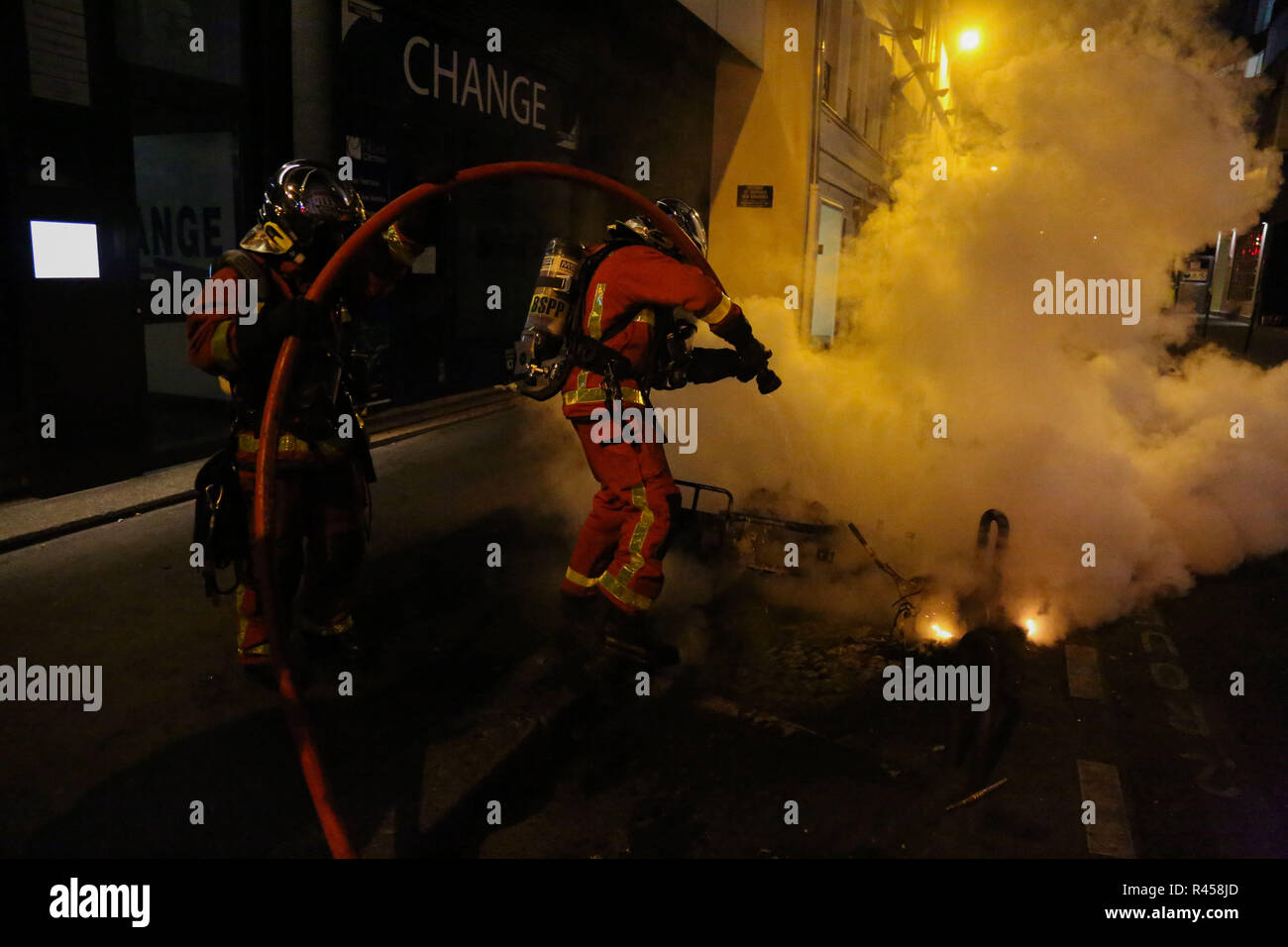 Paris, Frankreich, 25. November 2018 - Paris Reinigung Mannschaften klar die Trümmer und Barrikaden und reinigen Sie sie entlang der Champs-Elysées entfernt und in der Nähe des Triumphbogen am Sonntag Morgen, den Tag nach einem heftigen Protest von Anti-Kraftstoff wanderung Aktivisten. Am Samstag, den 24. November rund 5.000 Demonstranten' gilet Jaunes'' an der Pariser avenue demonstrieren gegen eine Erhöhung der Treibstoffsteuer mit Gewalt zwischen Ihnen und der Polizei ausbrechenden konvergiert. Credit: ZUMA Press, Inc./Alamy leben Nachrichten Stockfoto