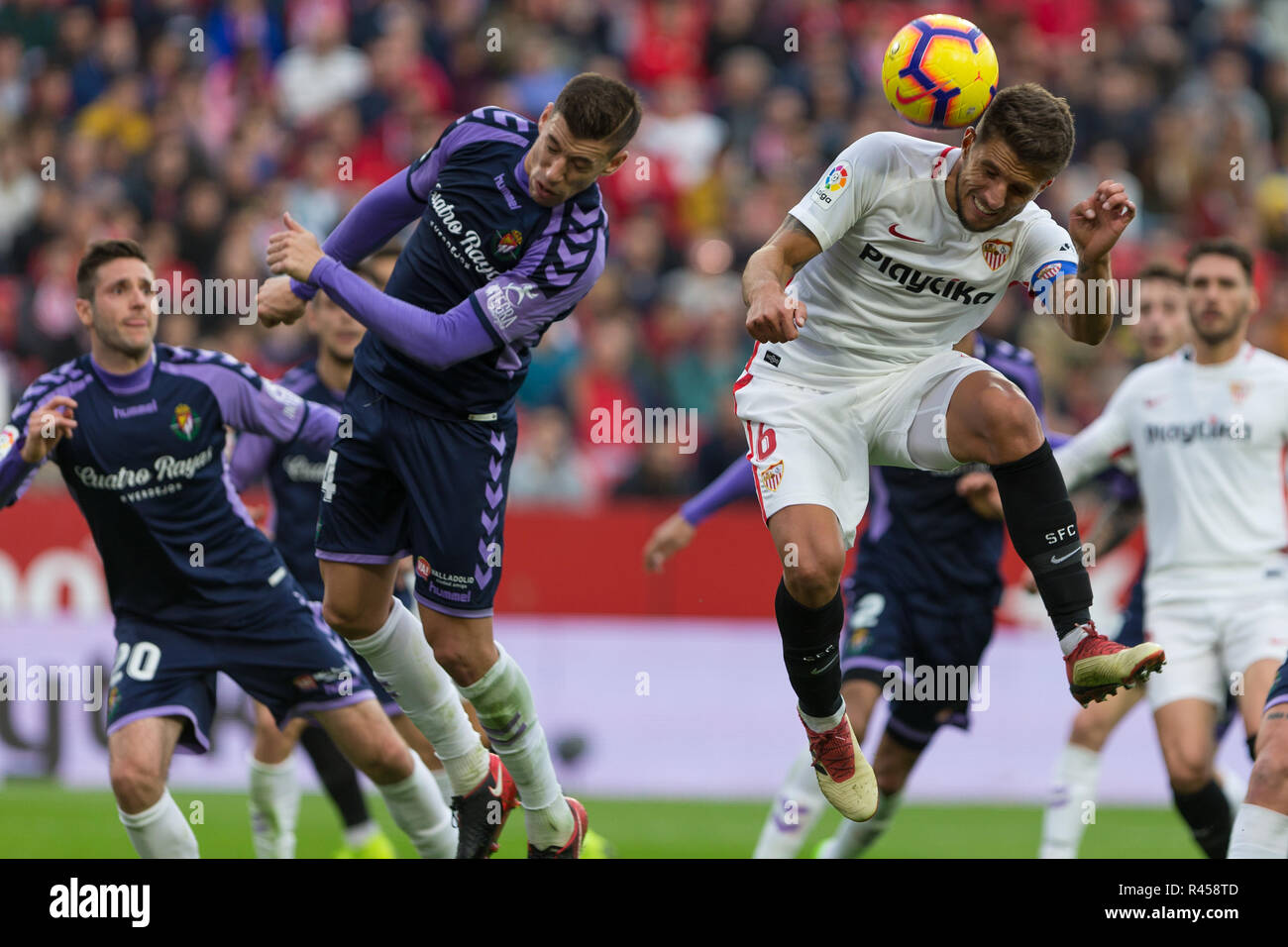 Ramon Sanchez Pizjuan, Sevilla, Spanien. 25 Nov, 2018. Liga Fußball, Sevilla, Valladolid, Carri&#xe7; o der FC Sevilla gewinnt den Kopf über Alcaraz von Real Valladolid CF Credit: Aktion plus Sport/Alamy leben Nachrichten Stockfoto