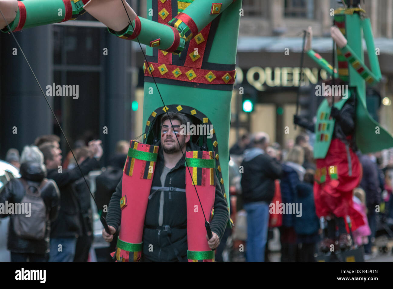 Glasgow, Schottland, Großbritannien. 25. November 2018. Die jährlichen Stil Meile Karneval hat durch das Stadtzentrum von Glasgow aus St. Enoch Square George Square, wo der Weihnachtsmarkt am Nachmittag geöffnet wurde vorgeführt. Tausende von Einheimischen und Touristen beobachtet, Hunderte von festlichen Darsteller in schillernden Kostümen auf die Straßen der größten Stadt Schottlands. Die Prozession wurde von Lord Provost Eva Bolander, zusammen mit 8-jährige Kaleb, Miller, der Beschaffung von Mitteln für Glasgow's Kinder Krankenhaus Liebe. Iain McGuinness/Alamy leben Nachrichten Stockfoto