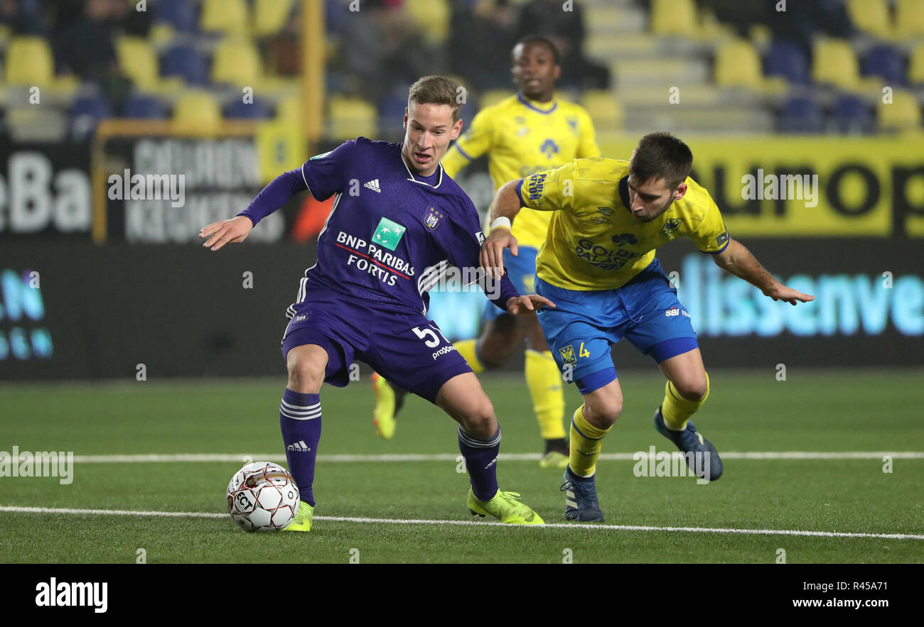 Sint Truiden Belgien 25 November Yari Verschaeren Und Pol Garcia Tena Kampf Um Den Ball Wahrend