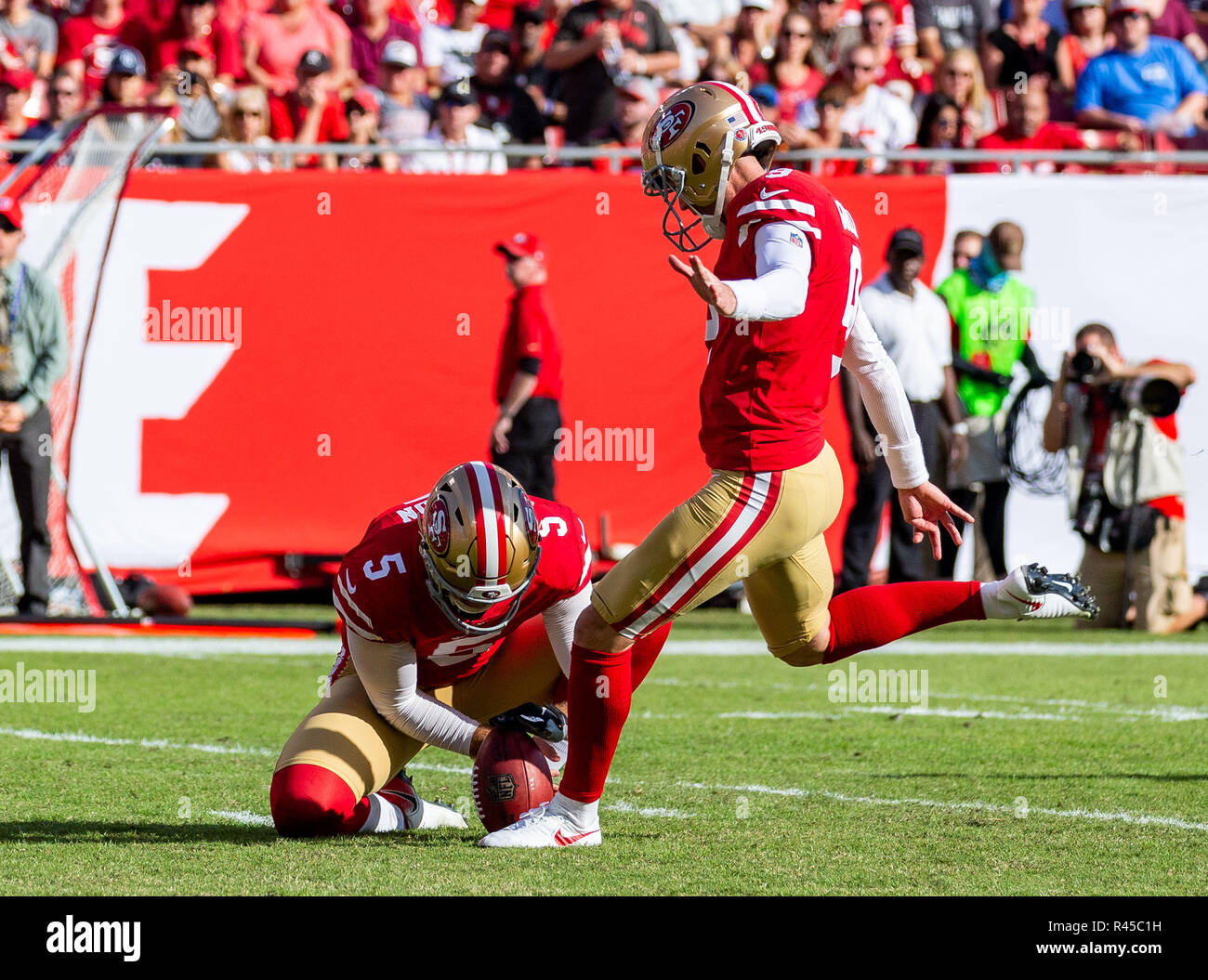 Tampa, Florida, USA. 25 Nov, 2018. San Francisco 49ers Kicker Robbie Gould (9) Tritt ein Field Goal im dritten Quartal während des Spiels zwischen den San Francisco 49ers und die Tampa Bay Buccaneers bei Raymond James Stadium in Tampa, Florida. Del Mecum/CSM/Alamy leben Nachrichten Stockfoto