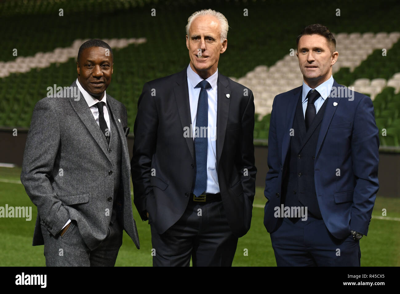 Dublin, Irland. 25. November 2018. Mick McCarthy (Mitte), die neue Republik Irland Manager, mit seinen zwei neuen Assistant Coaches fotografiert, Robbie Keane (rechts) und Terry Connor (Links), nach einer Pressekonferenz im Aviva Stadium in Dublin, Irland. Foto: ASWphoto Credit: ASWphoto/Alamy leben Nachrichten Stockfoto