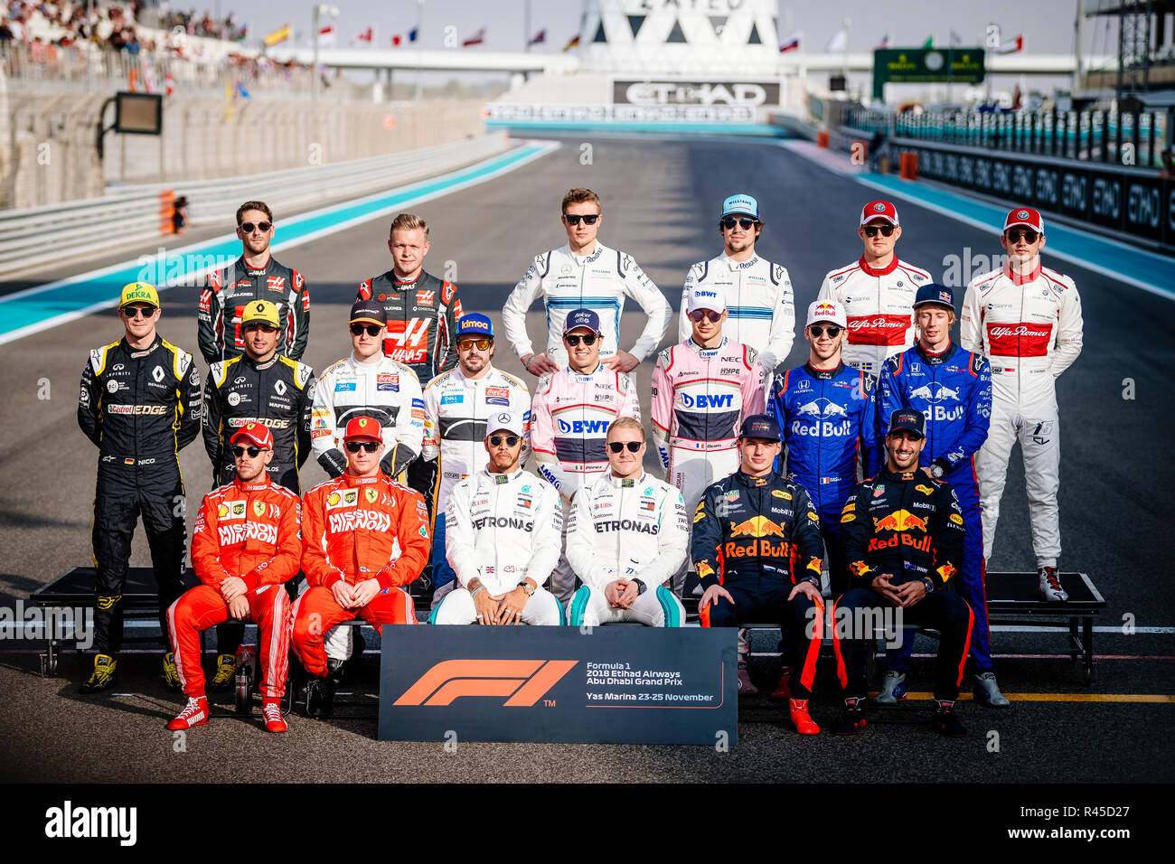 Abu Dhabi, VAE. 25 Nov, 2018. Die 2018 Saison der F1 Meisterschaft posieren für ein Foto vor der Formel 1 Abu Dhabi Grand Prix auf dem Yas Marina Circuit in Abu Dhabi am 25. November 2018. Credit: Jure Makovec/Alamy leben Nachrichten Stockfoto