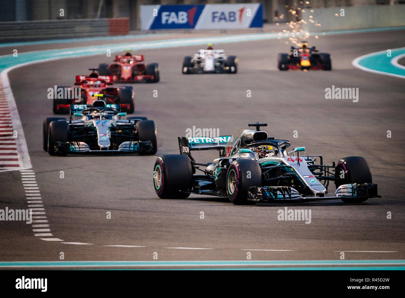 Abu Dhabi, VAE. 25 Nov, 2018. Mercedes AMG PETRONAS-F1-Teams British Pilot Lewis Hamilton (vorne) führt während des Formel 1 Grand Prix von Abu Dhabi auf dem Yas Marina Circuit in Abu Dhabi am 25. November 2018. Credit: Jure Makovec/Alamy leben Nachrichten Stockfoto