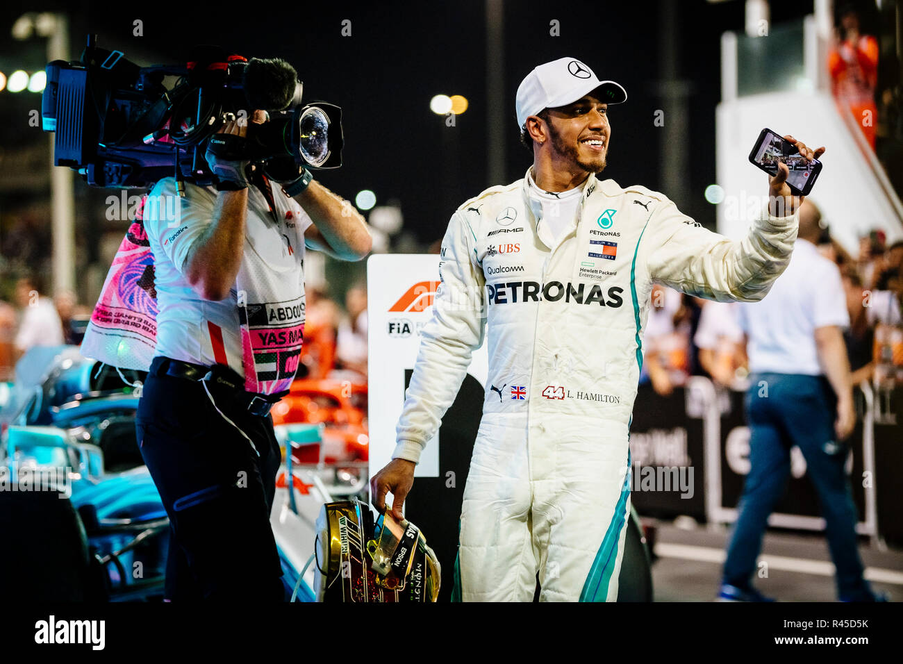 Abu Dhabi, VAE. 25 Nov, 2018. Mercedes AMG PETRONAS-F1-Teams British Pilot Lewis Hamilton feiert nach dem Gewinn der Formel 1 Abu Dhabi Grand Prix auf dem Yas Marina Circuit in Abu Dhabi am 25. November 2018. Credit: Jure Makovec/Alamy leben Nachrichten Stockfoto