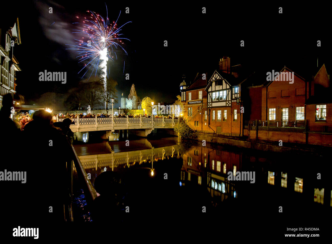 Tonbridge, Kent, England. 25. November 2018. Das Feuerwerk vor der Tonbridge Schloss Rasen mit dem Einschalten des Tonbridge Chirstmas Lichter zu markieren. Foto neben dem Fluss Medway mit Tonbridge Burg in der Ferne, Leuchten in der Nacht. Sarah Mott/Alamy leben Nachrichten Stockfoto