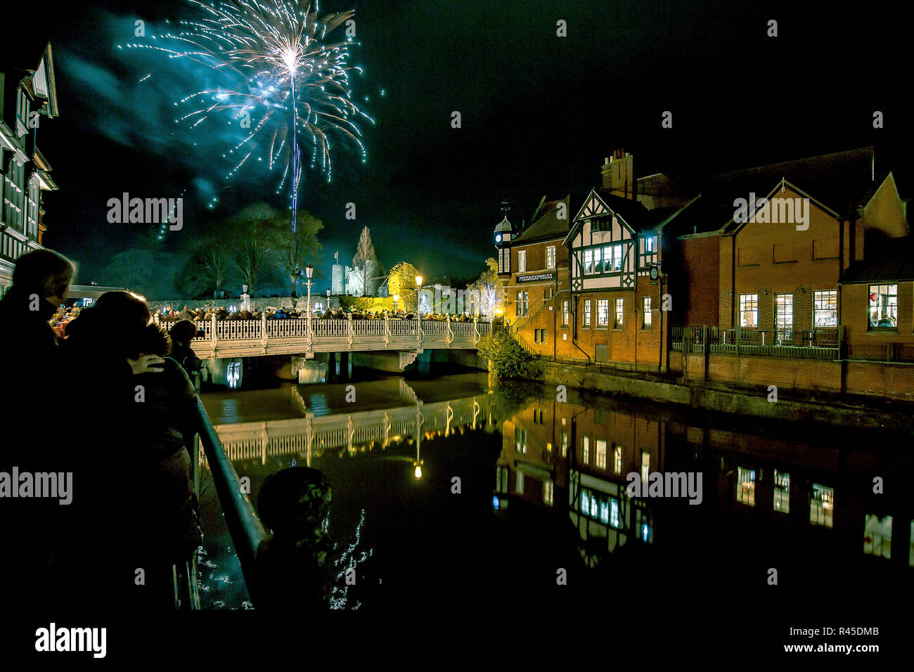 Tonbridge, Kent, England. 25. November 2018. Das Feuerwerk vor der Tonbridge Schloss Rasen mit dem Einschalten des Tonbridge Chirstmas Lichter zu markieren. Foto neben dem Fluss Medway mit Tonbridge Burg in der Ferne, Leuchten in der Nacht. Sarah Mott/Alamy leben Nachrichten Stockfoto