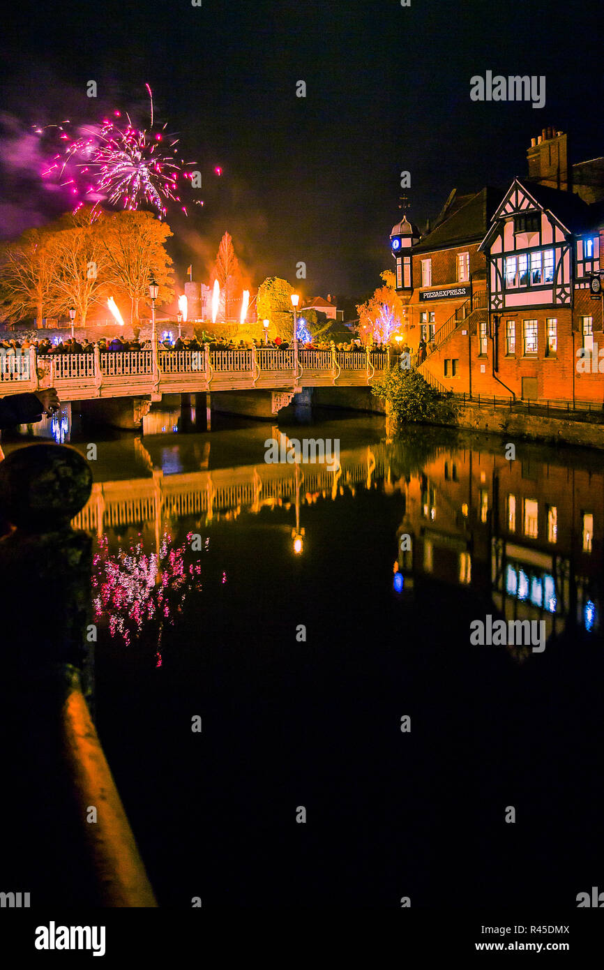 Tonbridge, Kent, England. 25. November 2018. Das Feuerwerk vor der Tonbridge Schloss Rasen mit dem Einschalten des Tonbridge Chirstmas Lichter zu markieren. Foto neben dem Fluss Medway mit Tonbridge Burg in der Ferne, Leuchten in der Nacht. Sarah Mott/Alamy leben Nachrichten Stockfoto